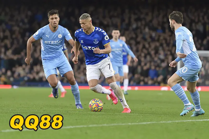 Everton của HLV David Moyes vẫn đang chật vật trong cuộc đua trụ hạng
