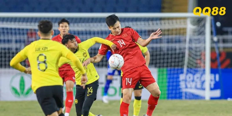 2️⃣ HLV Kim Sang-sik và các cầu thủ tập luyện tích cực trước cuộc chạm trán Malaysia.